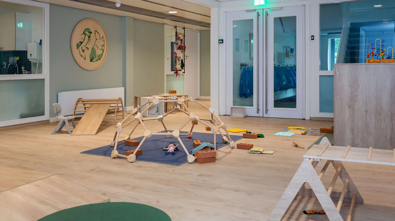 De hal met klimtoestellen bij kinderdagverblijf Mus en Mees, kinderopvang Kind&co Ludens