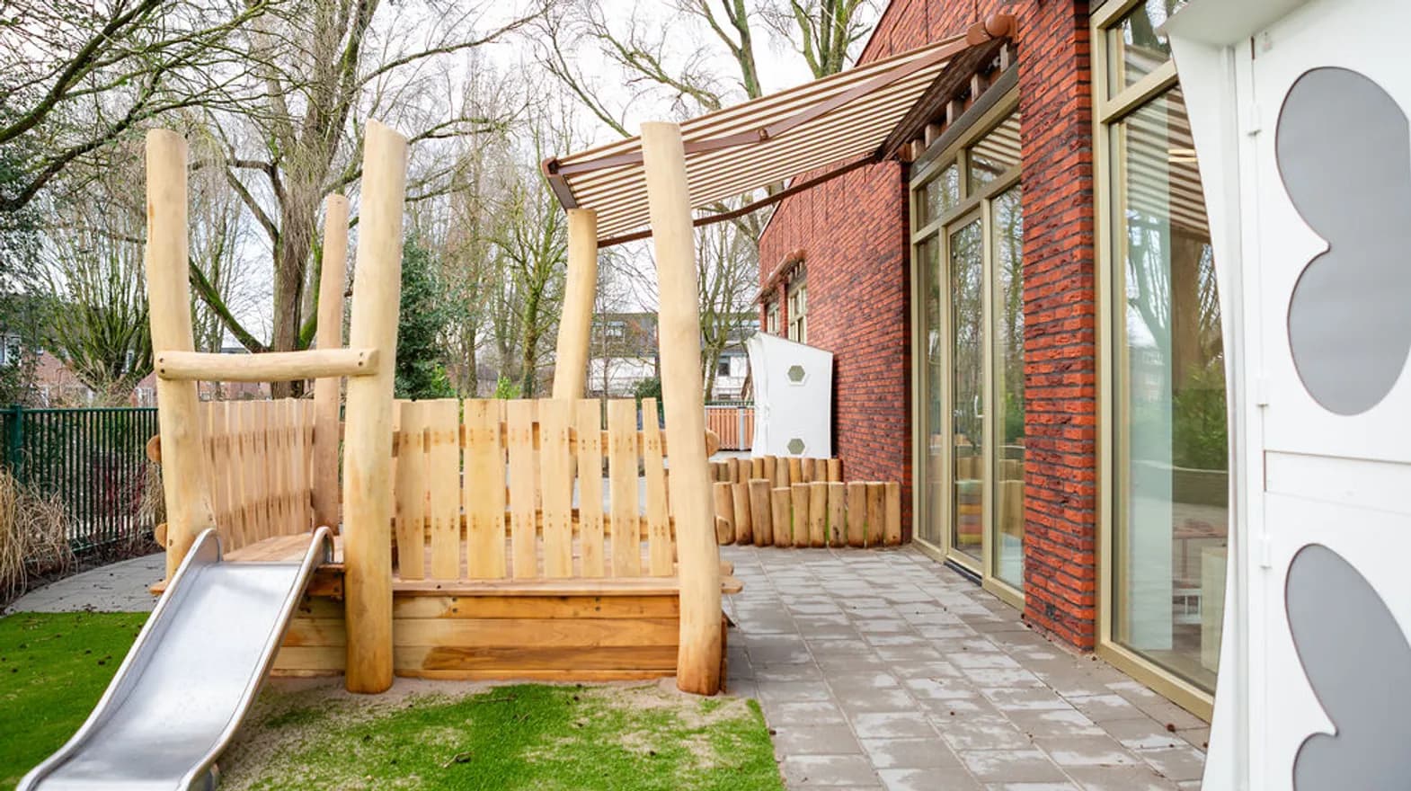 Het houten klimtoestel bij kinderdagverblijf de Triangel van kinderopvang Kind&co Ludens