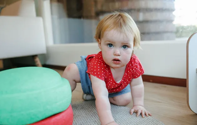 Kind kruipt richting camera bij kinderopvang Kind&co ludens