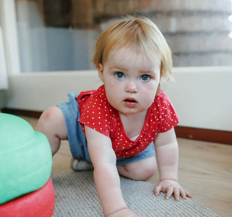 Kind kruipt richting camera bij kinderopvang Kind&co ludens