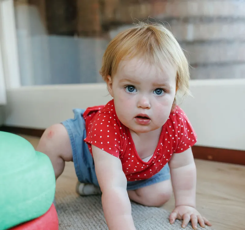 Kind kruipt richting camera bij kinderopvang Kind&co ludens