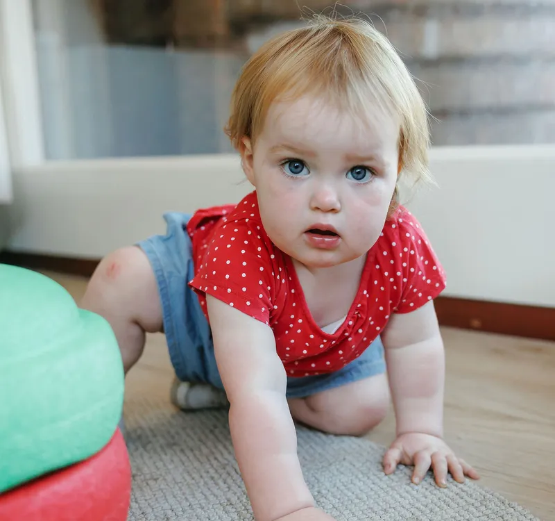 Kind kruipt richting camera bij kinderopvang Kind&co ludens