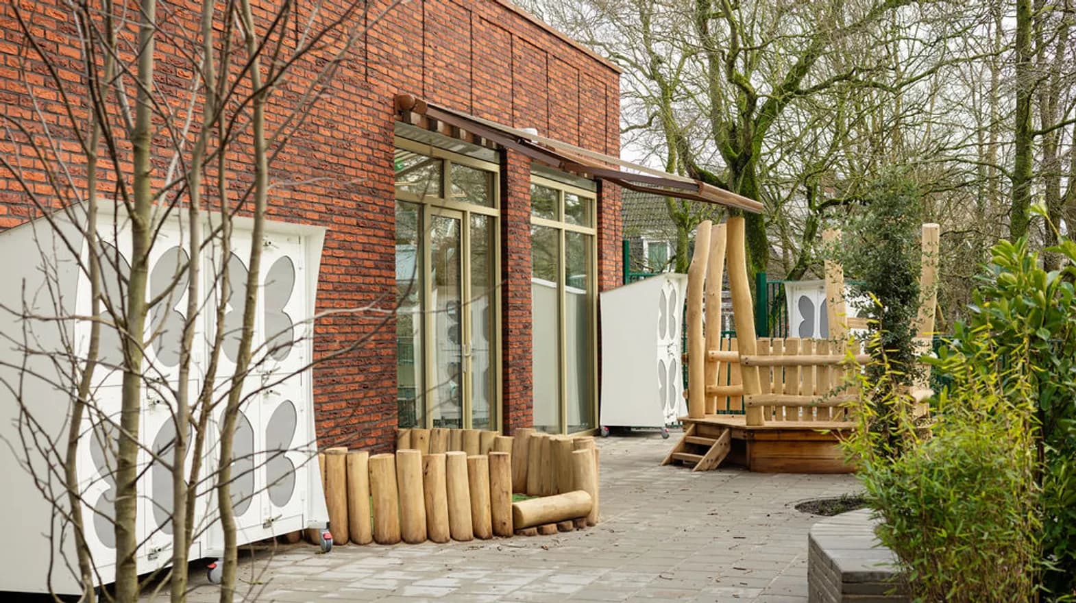 De buitenruimte met buitenbedjes bij kinderdagverblijf de Triangel, kinderopvang Kind&co Ludens