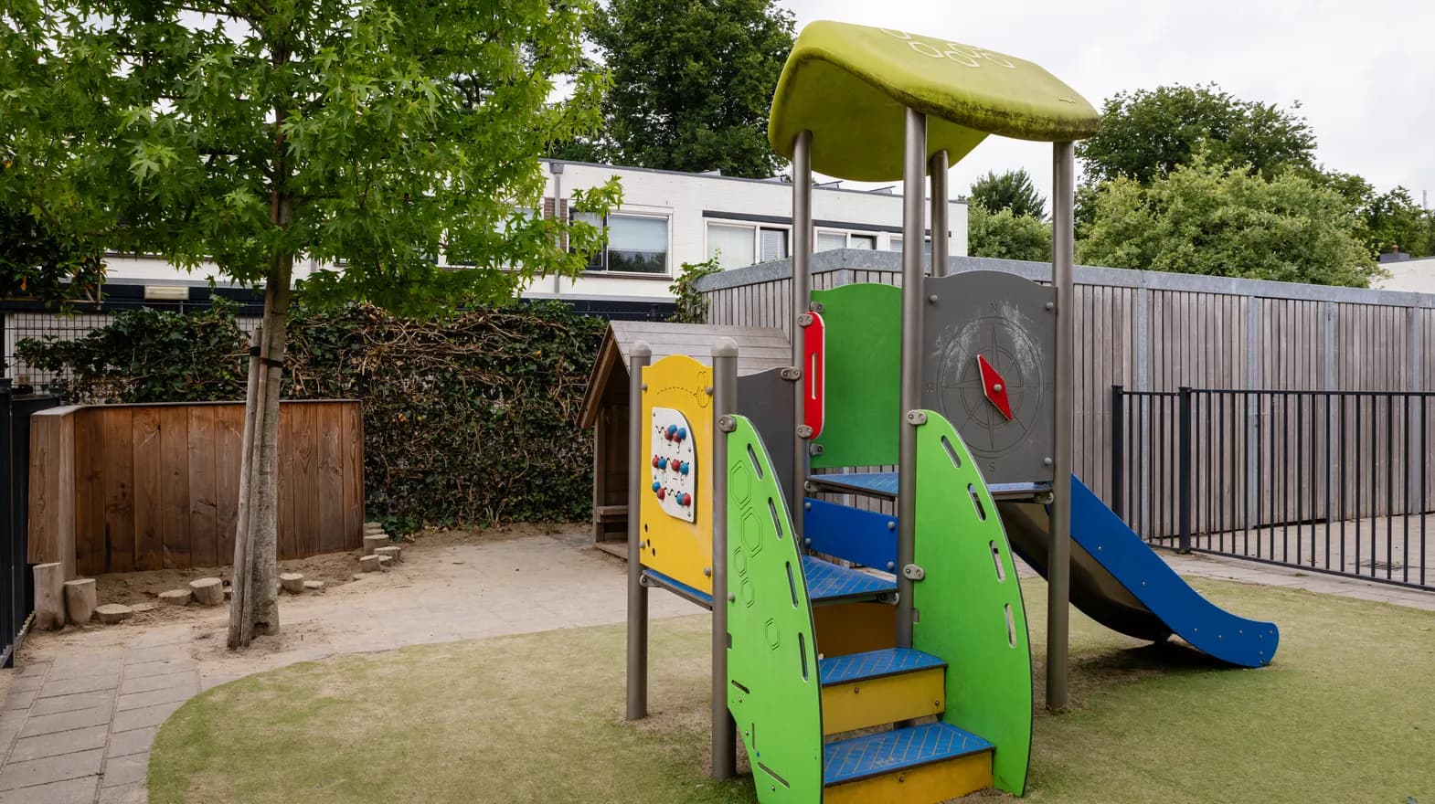 Glijbaan in de speeltuin bij PO Klopvaart Kind&co ludens