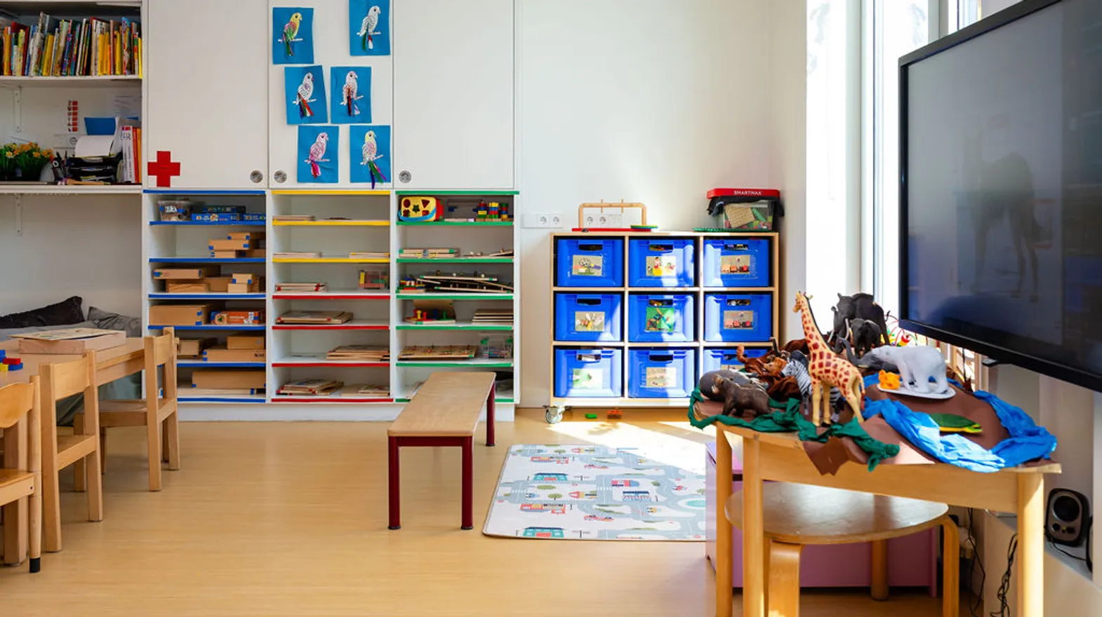 De groepsruimte met bouwhoek, kast met puzzels en themahoek van peuteropvang de Olijfboom, kinderopvang Kind&co Ludens