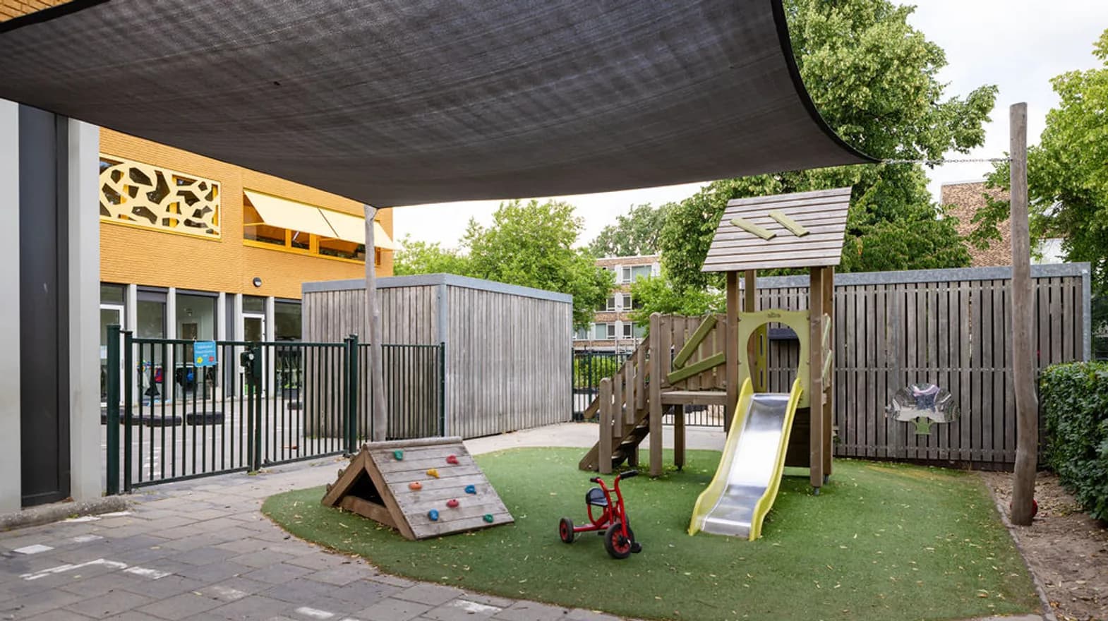 Glijbaan in de speeltuin bij PO Marcus Kind&co ludens