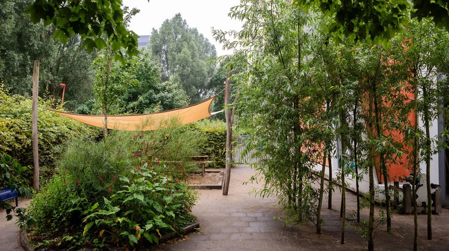 De buitenruimte met verschillende speelhoeken bij kinderdagverblijf Mus en Mees, kinderopvang Kind&co Ludens