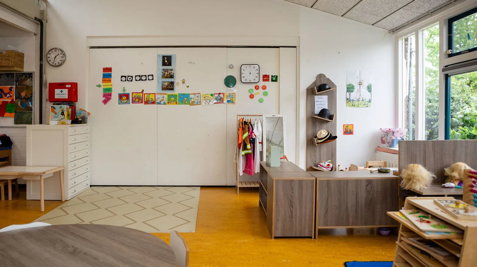 Verschillende speelhoeken in de groepsruimte van peuteropvang Wereldwijzer, kinderopvang Kind&co Ludens