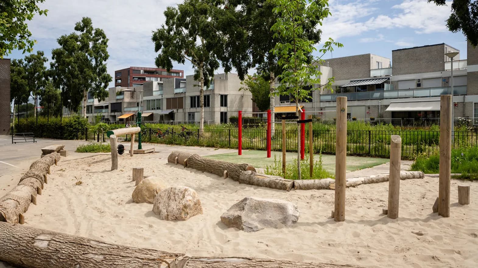 Buitenruimte van BSO Schoolwoningen, Kind&co ludens