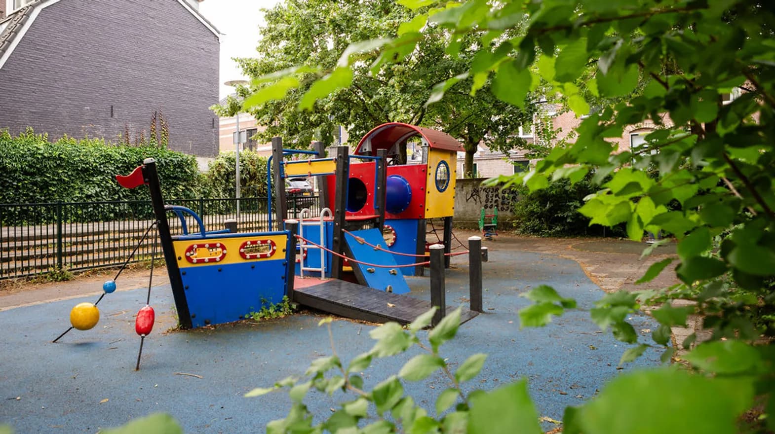 De grote speelboot buiten bij PO Warmoes, kinderopvang Kind&co Ludens