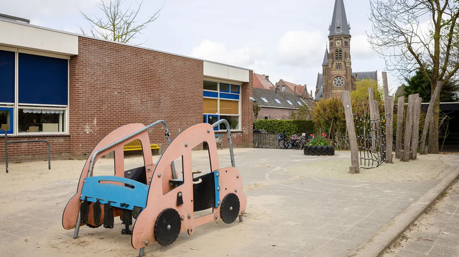 Buitenruimte van PO De Bron, Kind&co ludens