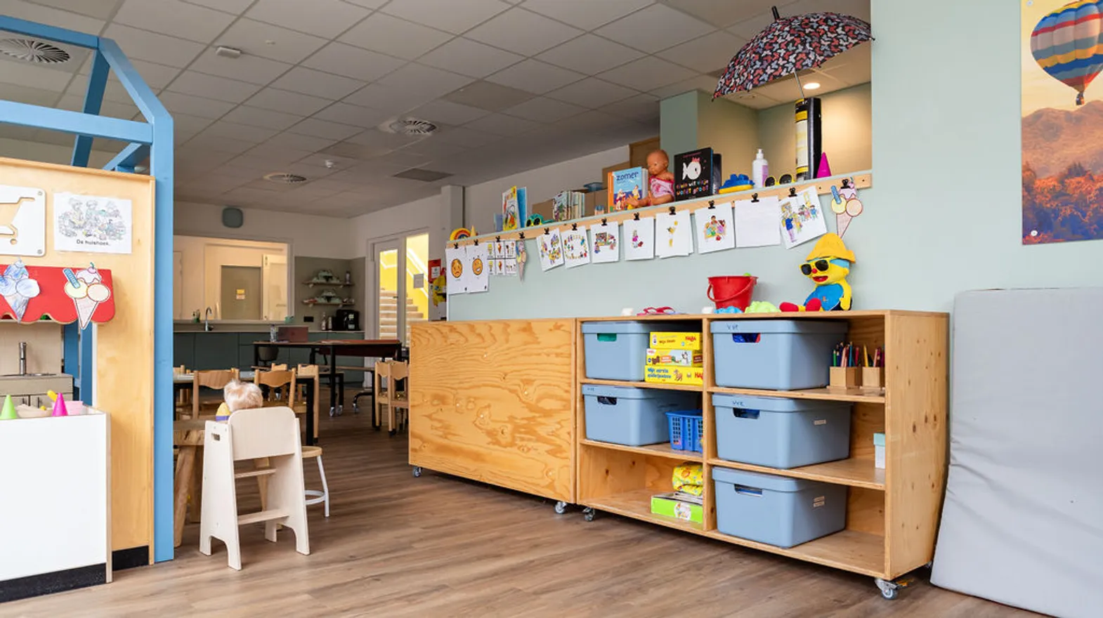 De groepsruimte met verschillende speelhoeken bij buitenschoolse opvang Luchtballon bij kinderopvang Kind&co Ludens
