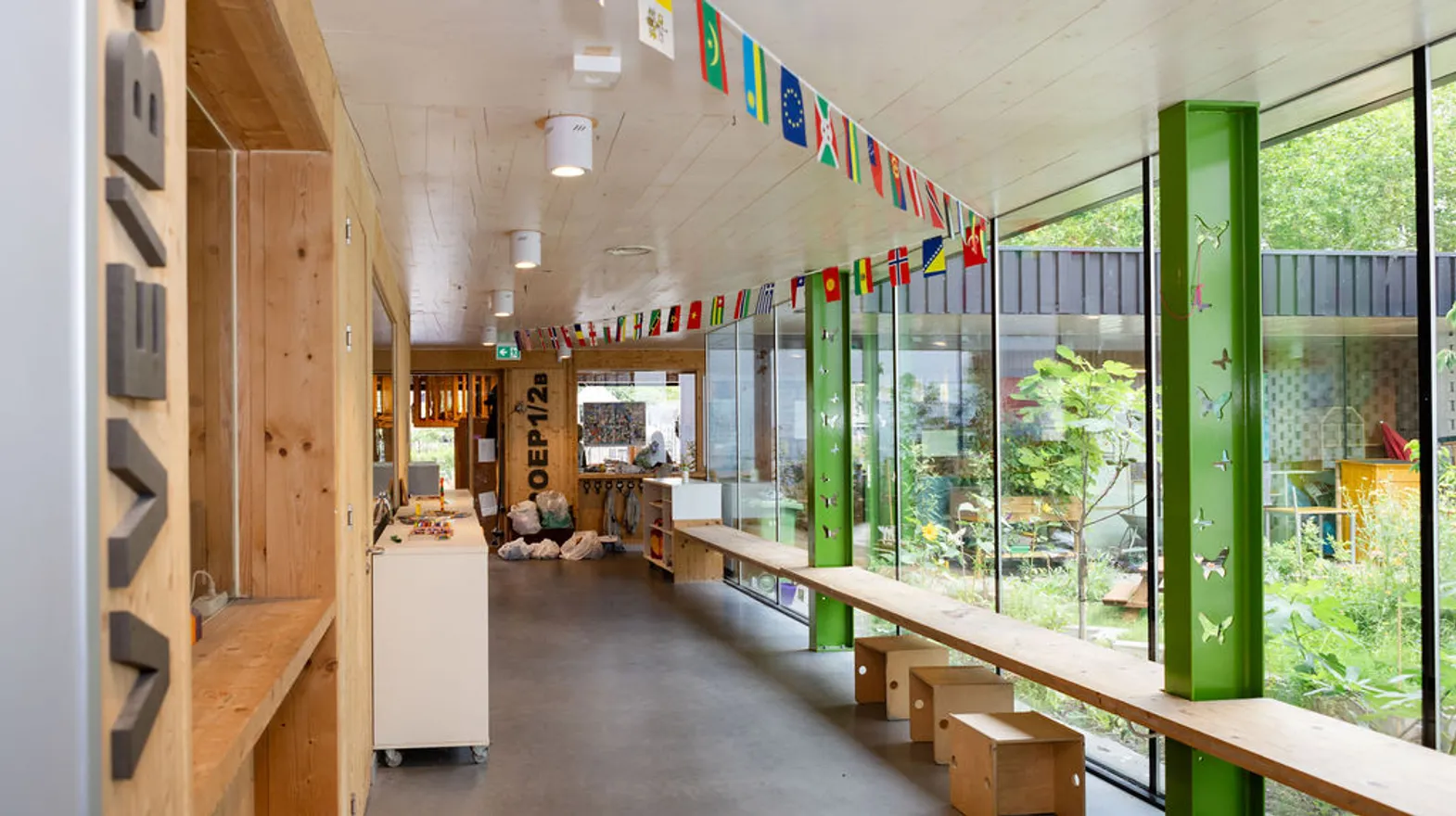 Gang van binnenruimte PO Anne Frank in Utrecht Kind&co ludens