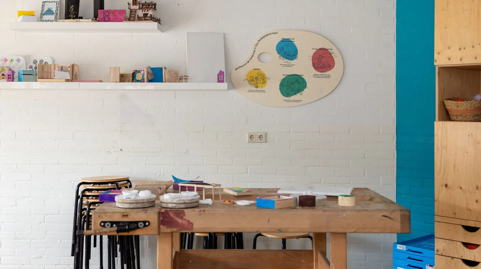 De groepsruimte met werkbank/ knutseltafel van buitenschoolse opvang Strandlopers bij kinderopvang Kind&co Ludens
