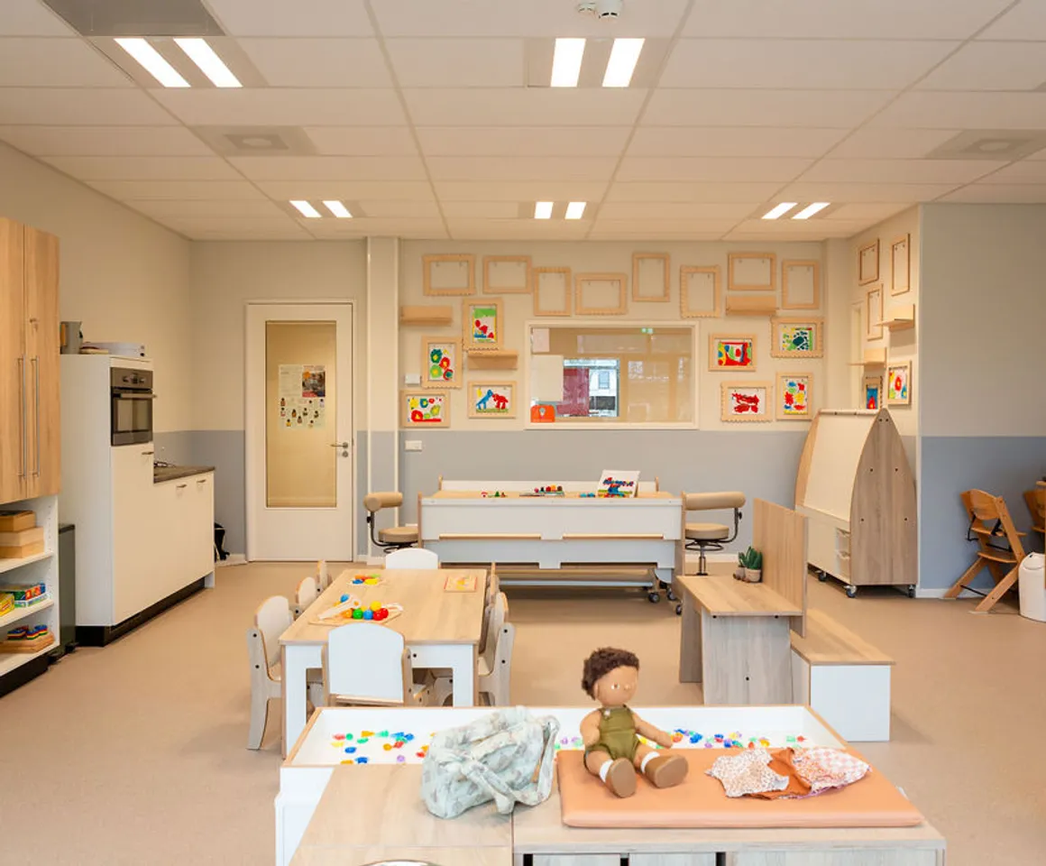 De groepsruimte met diverse speelhoeken bij peuteropvang de Triangel, kinderopvang Kind&co Ludens
