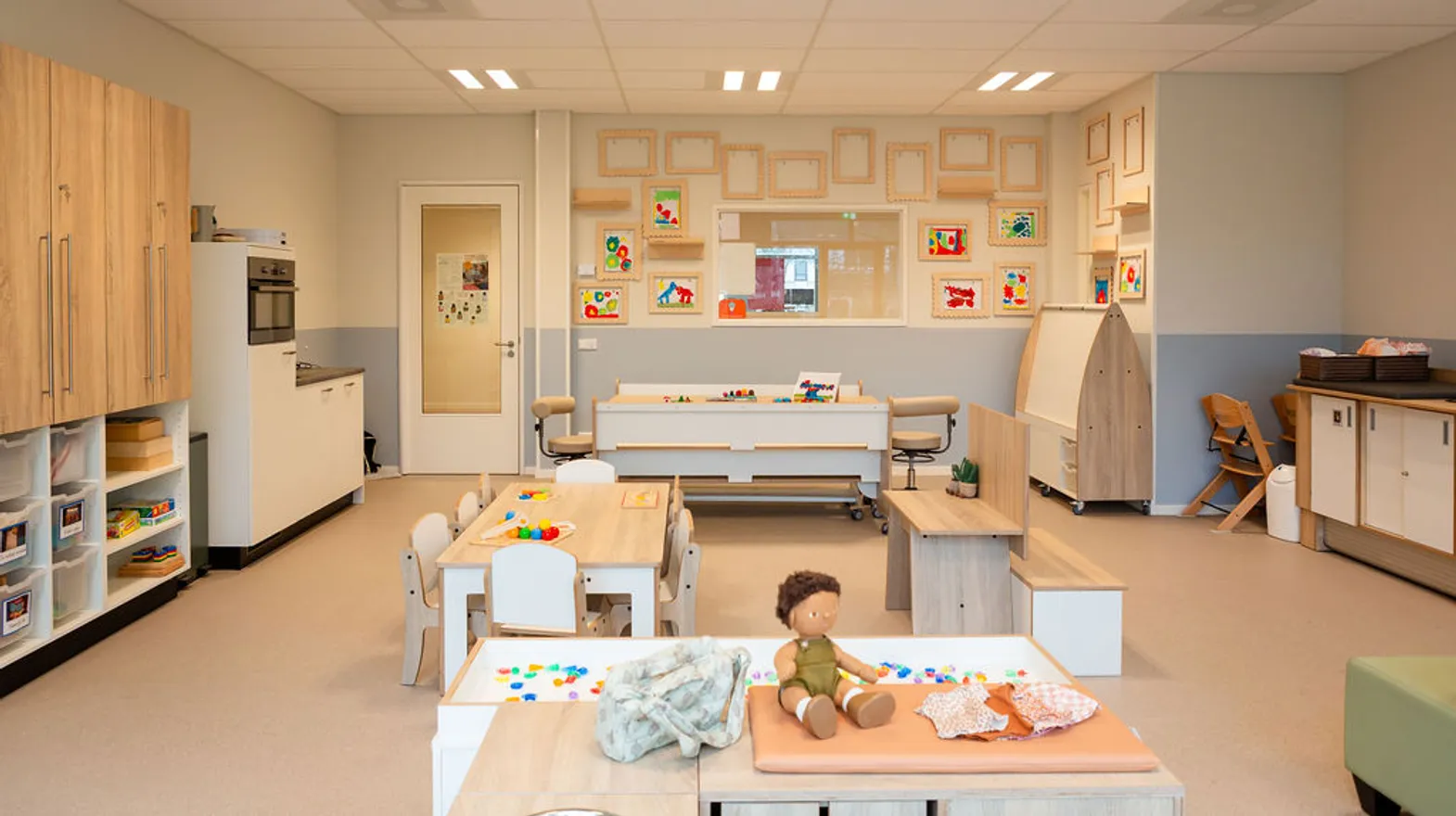 De groepsruimte met diverse speelhoeken bij peuteropvang de Triangel, kinderopvang Kind&co Ludens