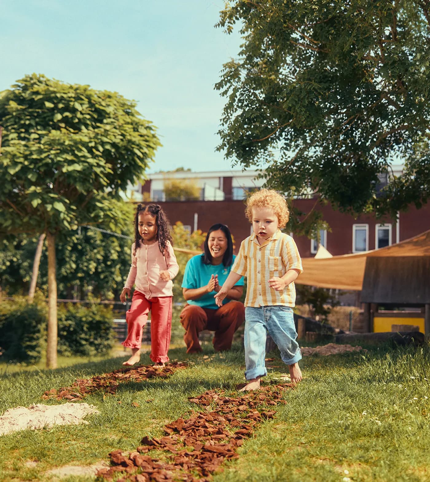 Kinderen lopen over een blotevoetenpad bij Kind&co ludens