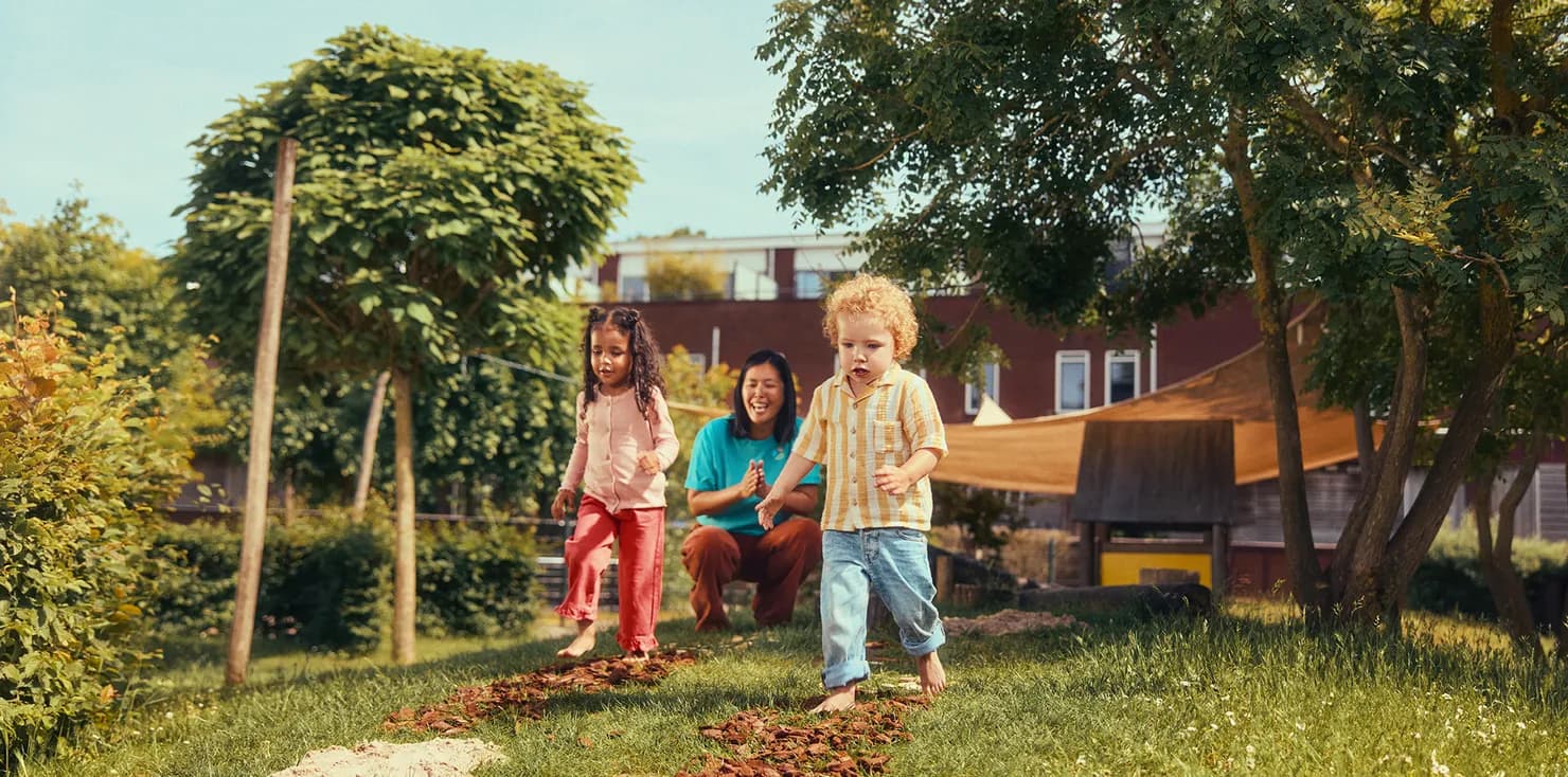 Kinderen lopen over een blotevoetenpad bij Kind&co ludens