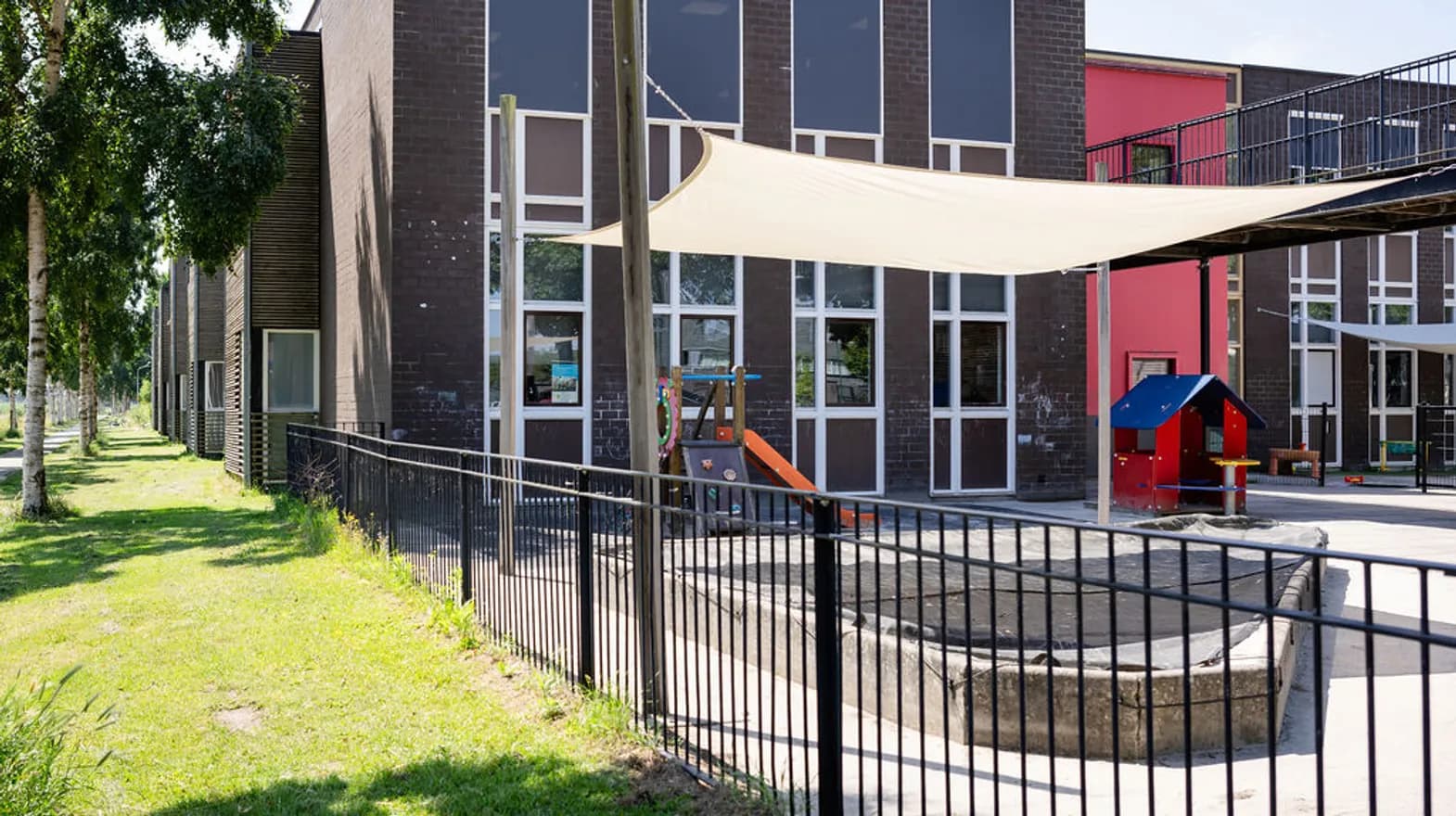 Buitenruimte van PO Schoolwoningen, Kind&co ludens