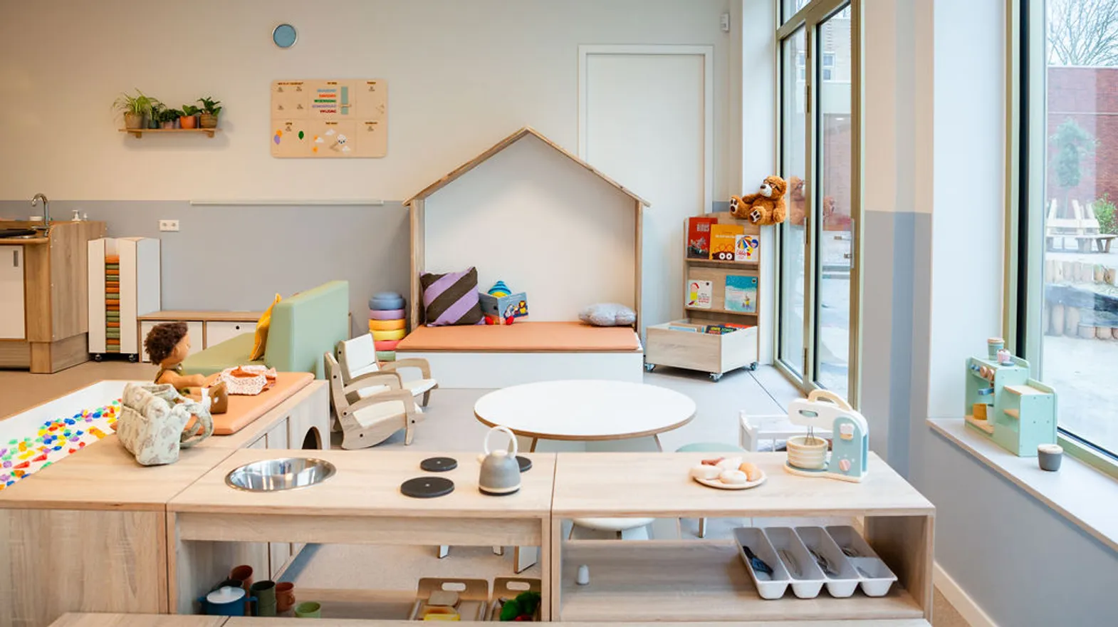 De groepsruimte met diverse speelhoeken bij peuteropvang de Triangel, kinderopvang Kind&co Ludens