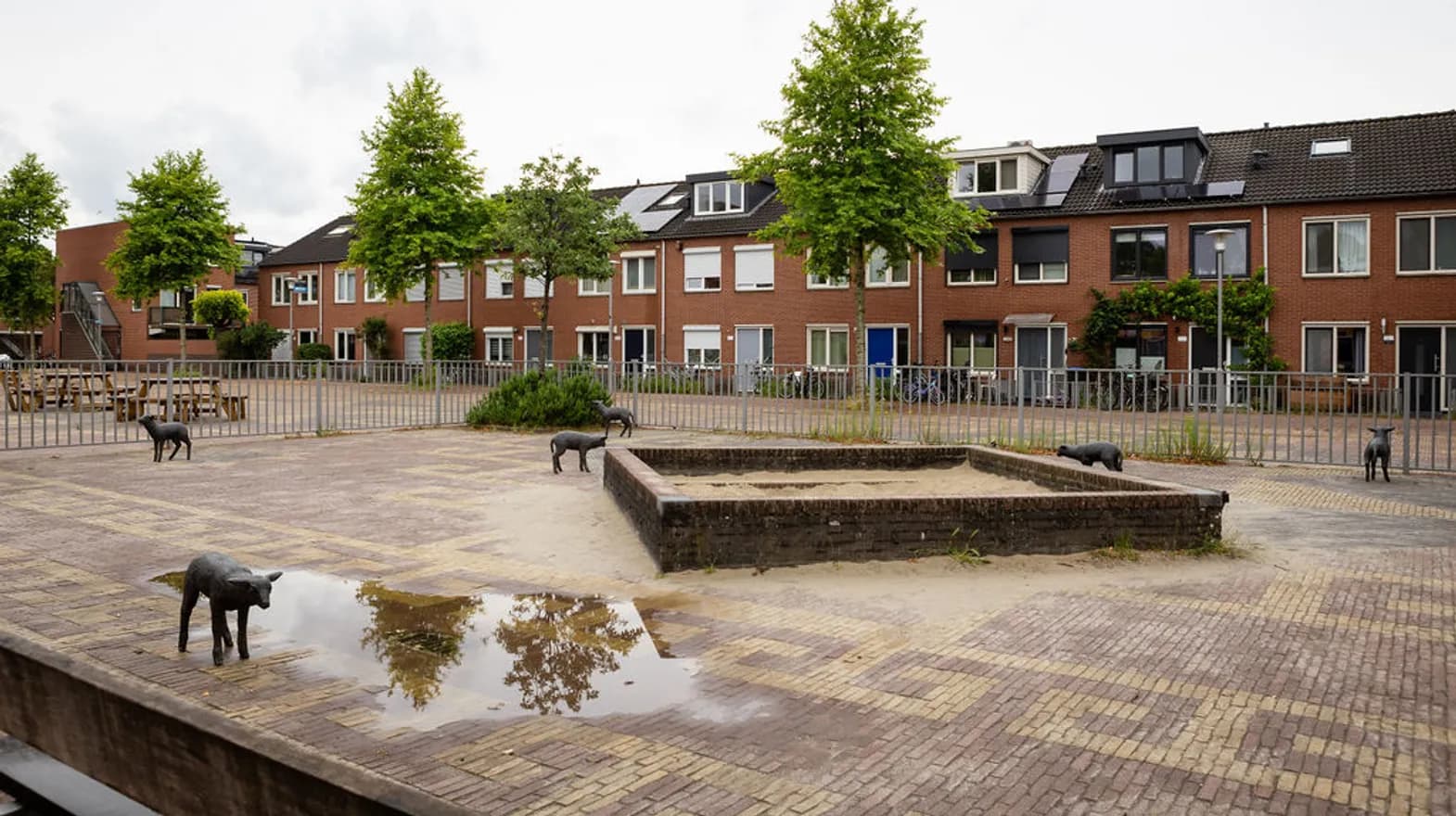 De buitenruimte met zandbak bij buitenschoolse opvang Strandlopers bij kinderopvang Kind&co Ludens