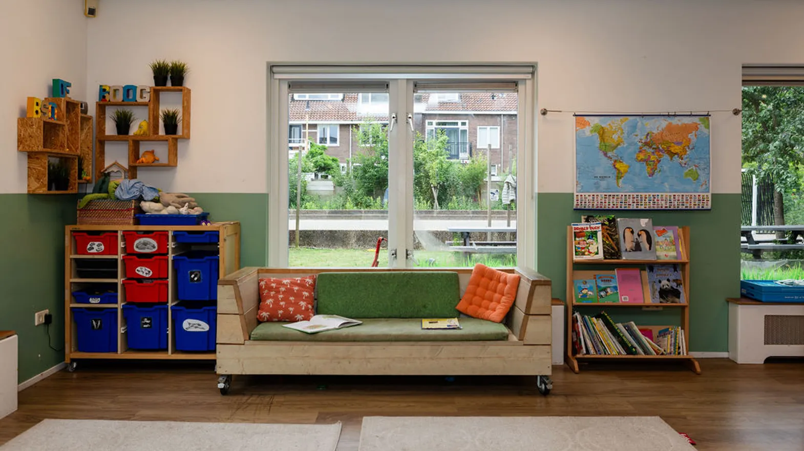 Verschillende speelhoeken in de groepsruimte van buitenschoolse opvang de Boog, kinderopvang Kind&co Ludens