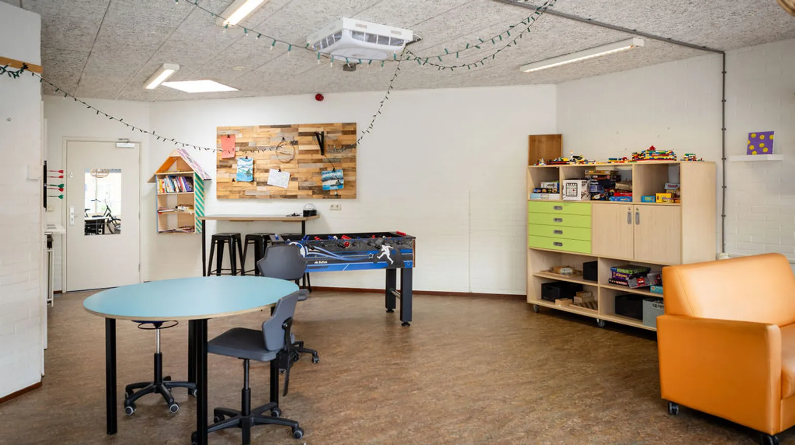 De groepsruimte met voetbaltafel bij buitenschoolse opvang Strandlopers bij kinderopvang Kind&co Ludens