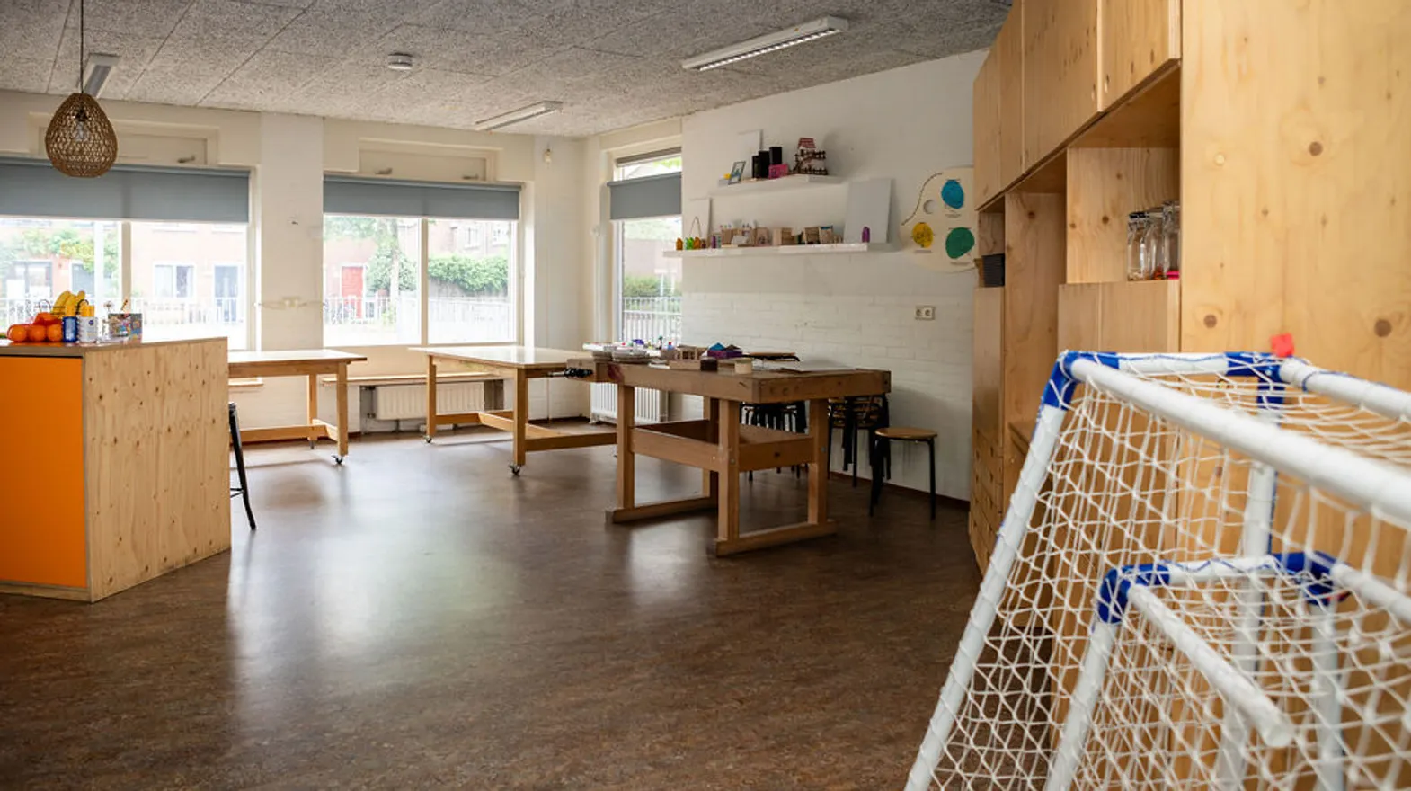 De groepsruimte met werkbank en voetbaldoeltjes bij buitenschoolse opvang Strandlopers bij kinderopvang Kind&co Ludens