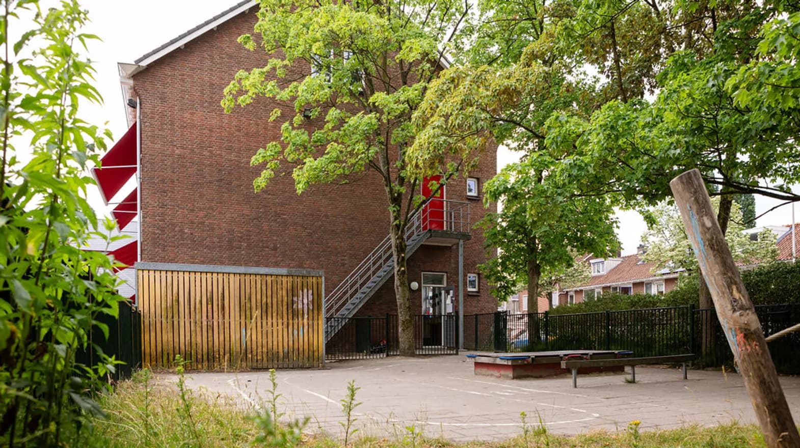 Het pand met buitenruimte van peuteropvang Puk, kinderopvang Kind&co Ludens
