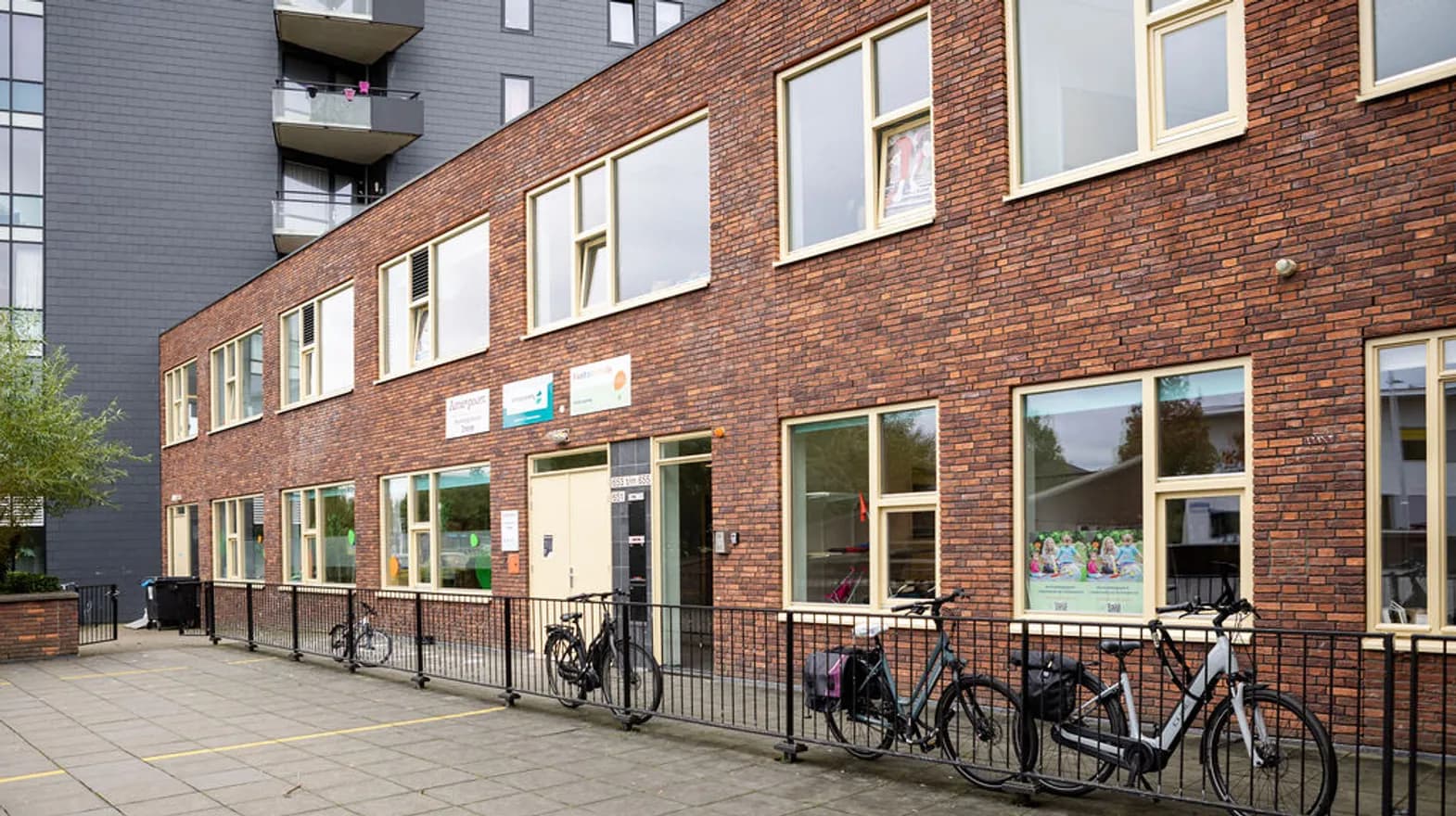 Voorgevel buitenruimte BSO Schatgravers Utrecht Kind&co ludens