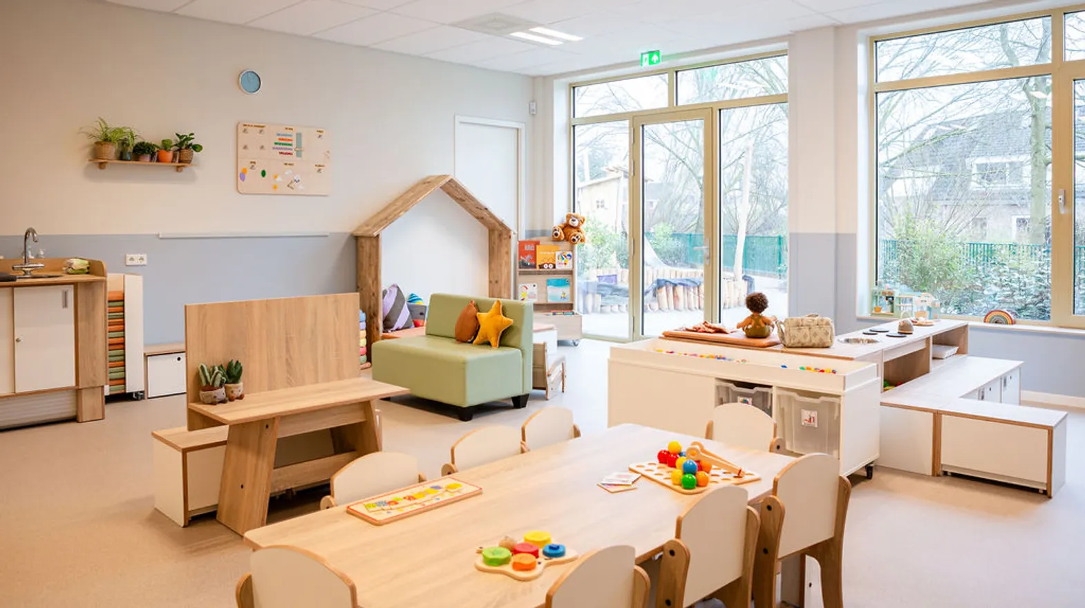 De groepsruimte met diverse speelhoeken bij peuteropvang de Triangel, kinderopvang Kind&co Ludens