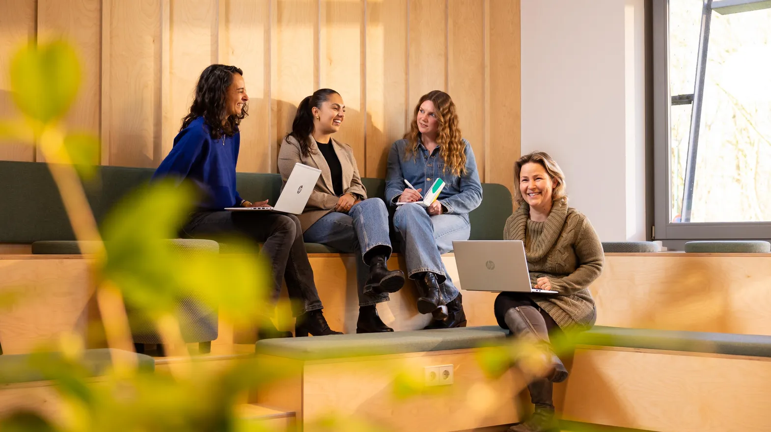 Collega's in een vergadering op ons servicekantoor