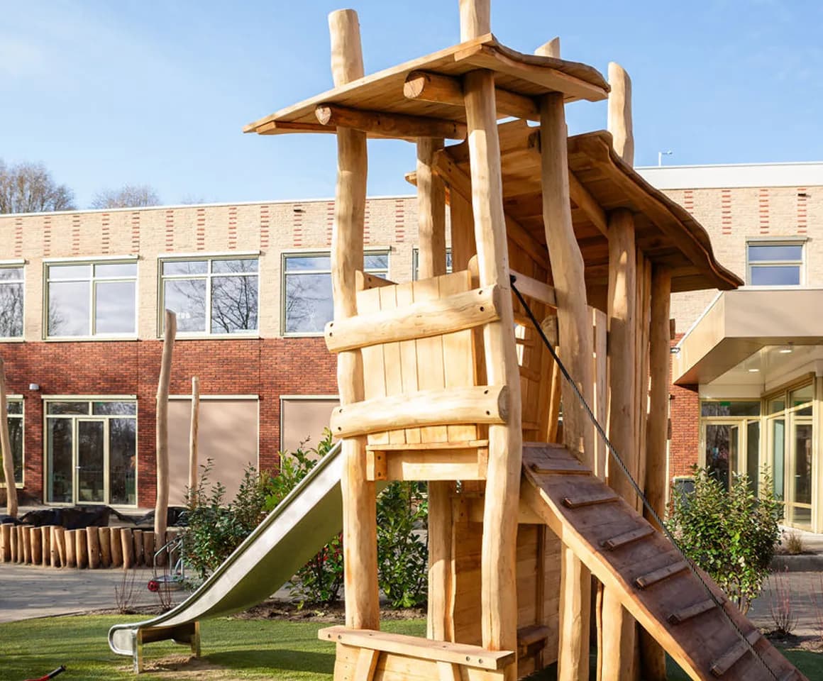 Het houten klimtoestel buiten bij peuteropvang de Triangel, kinderopvang Kind&co Ludens
