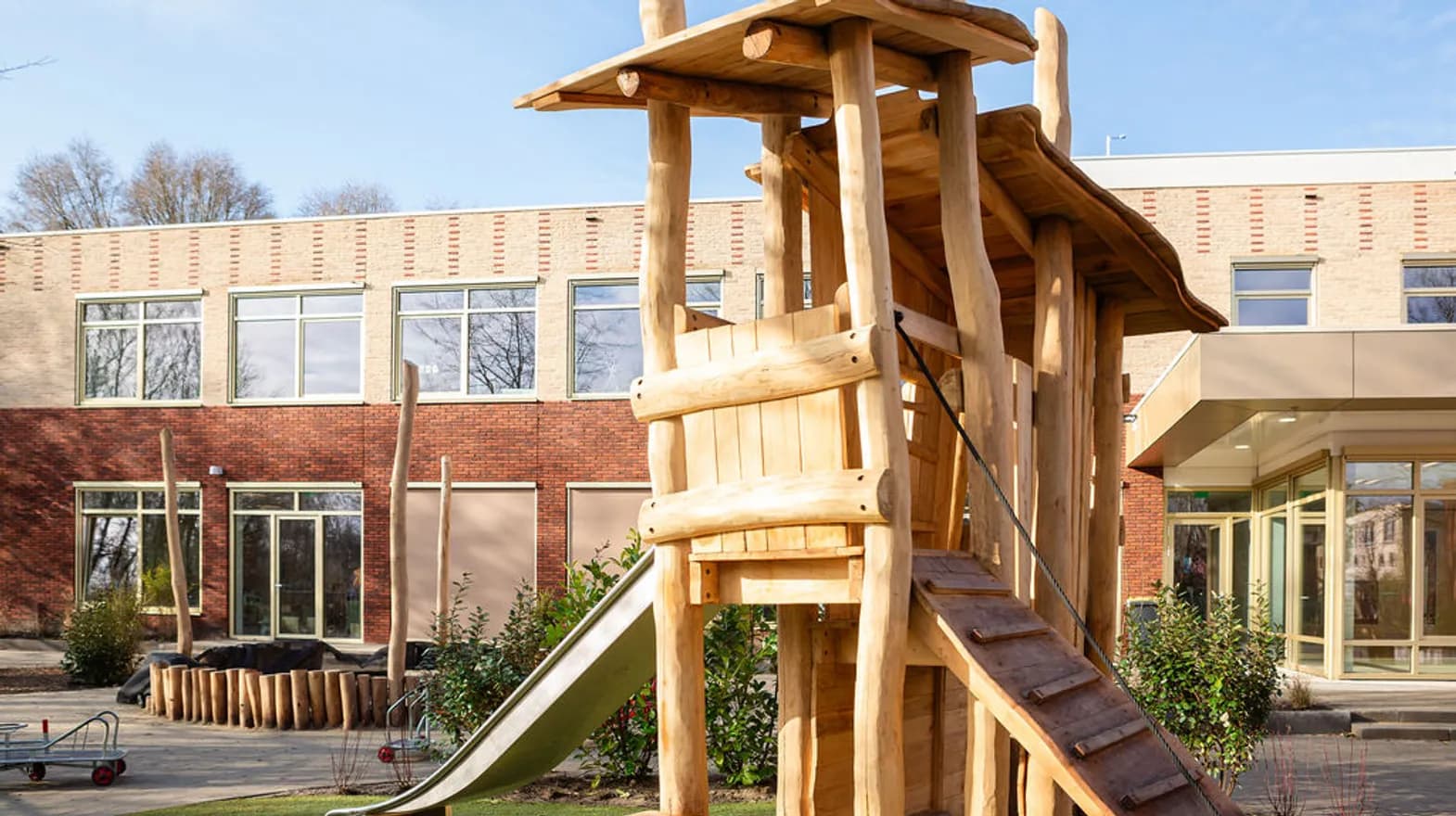 Het houten klimtoestel buiten bij peuteropvang de Triangel, kinderopvang Kind&co Ludens