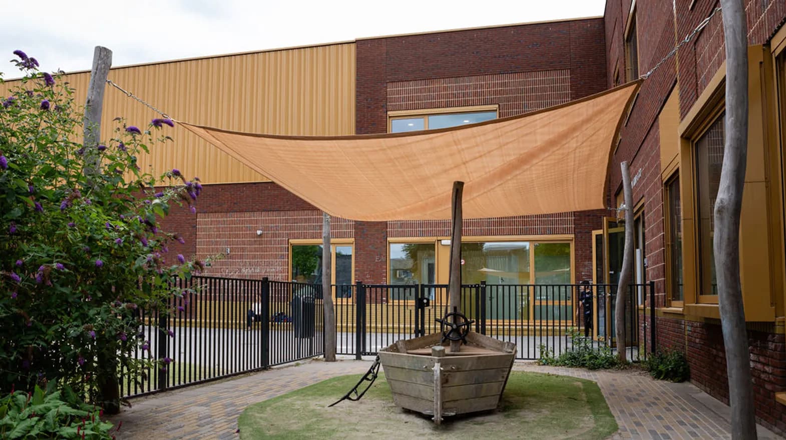 De houten speelboot buiten bij buitenschoolse opvang Luchtballon, kinderopvang Kind&co Ludens