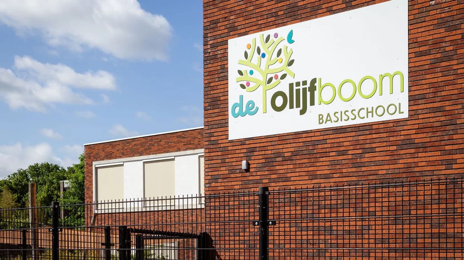 De voorkant van het pand van peuteropvang de Olijfboom, kinderopvang Kind&co Ludens