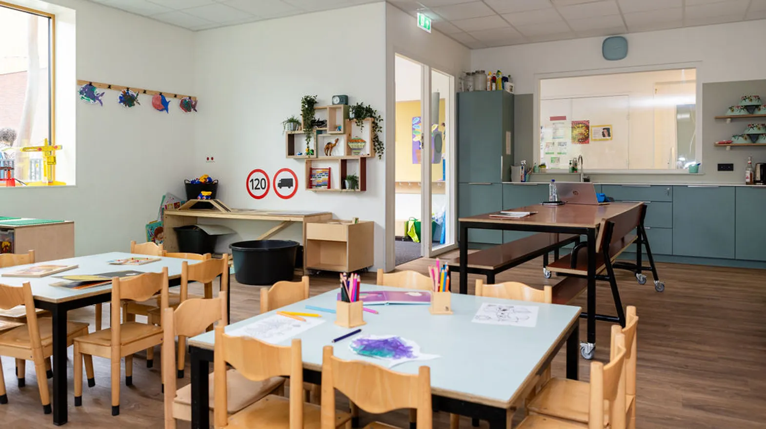 De groepsruimte met verschillende speelhoeken bij buitenschoolse opvang Luchtballon bij kinderopvang Kind&co Ludens