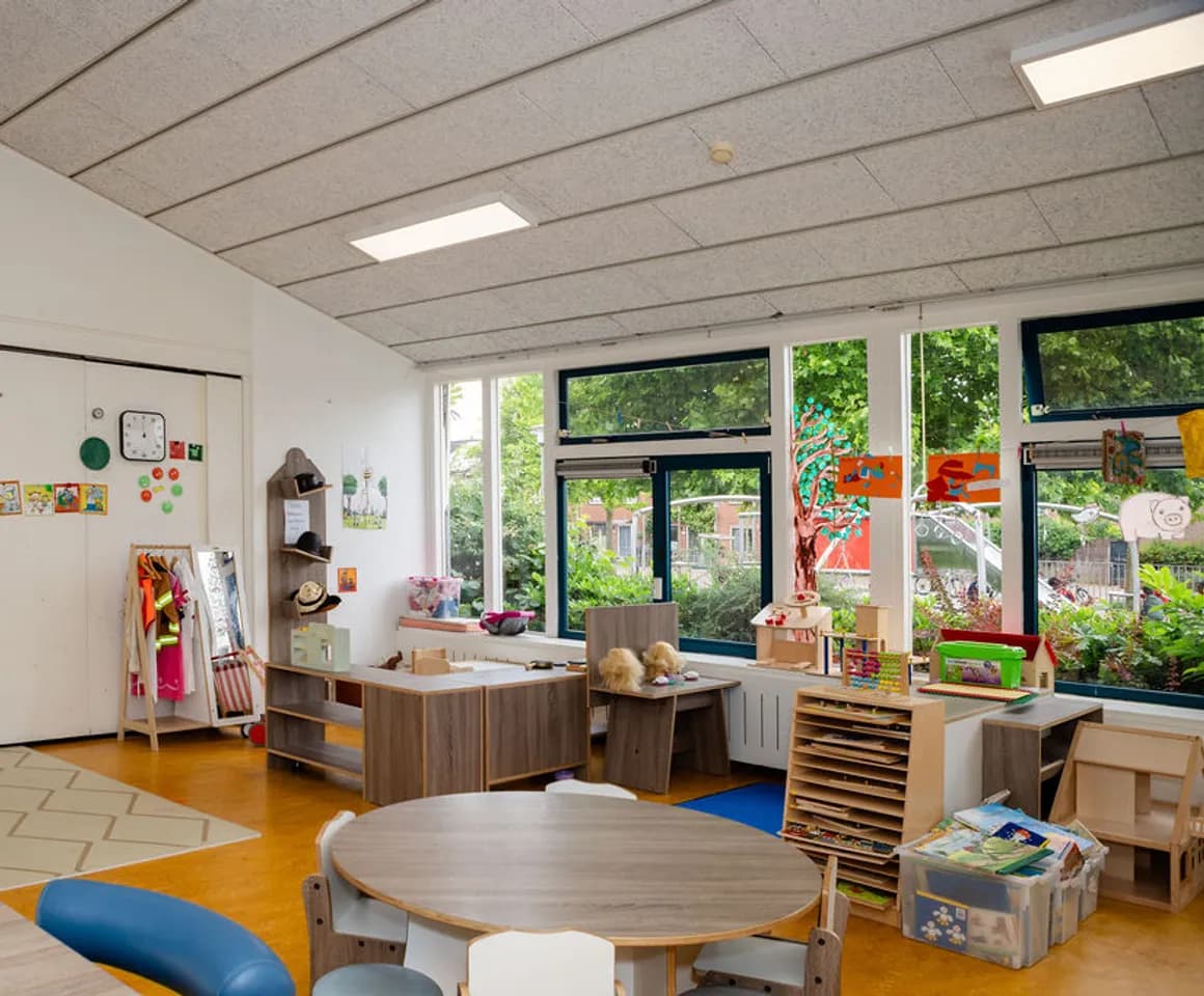 Verschillende speelhoeken in de groepsruimte van peuteropvang Wereldwijzer, kinderopvang Kind&co Ludens