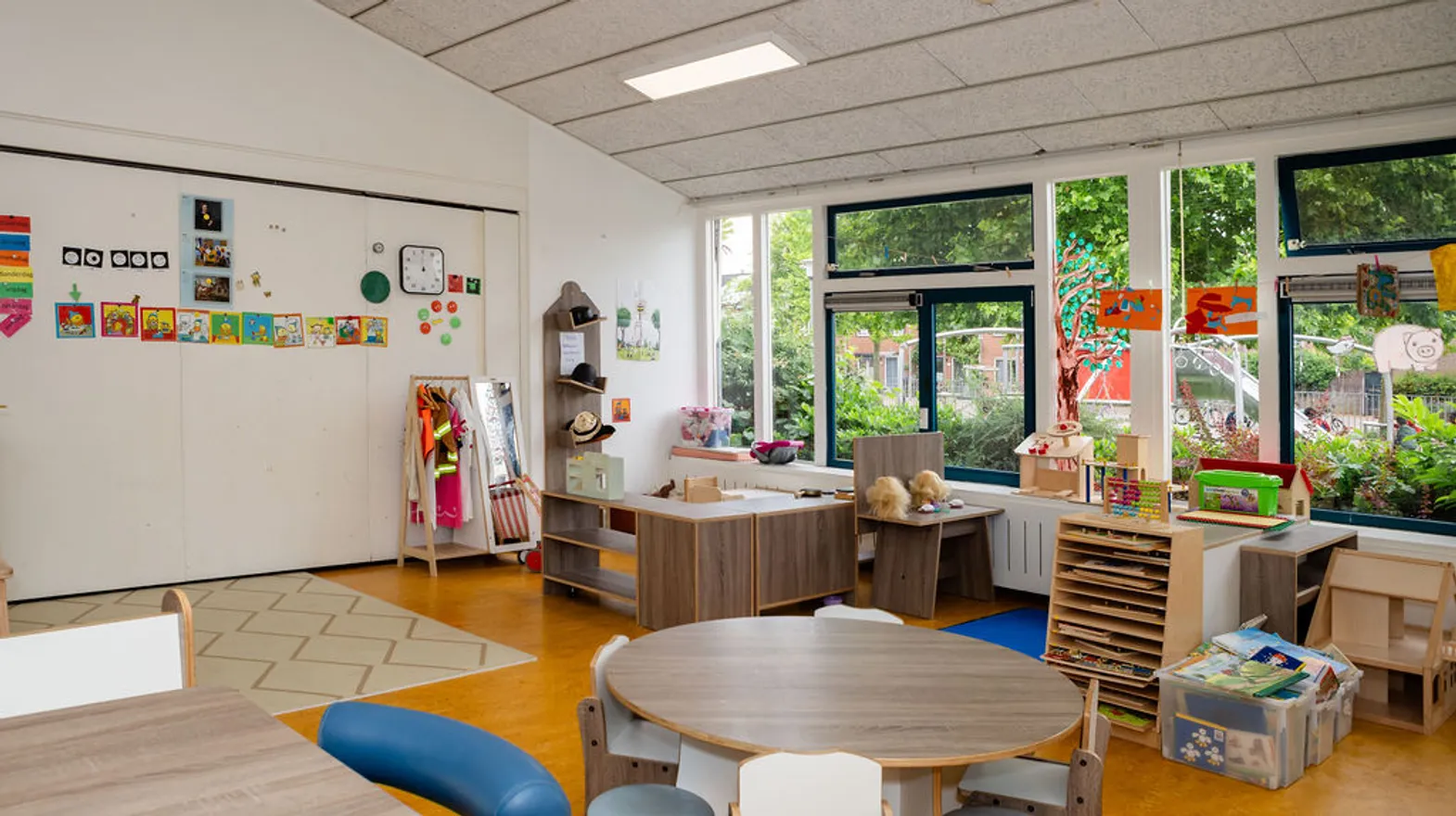 Verschillende speelhoeken in de groepsruimte van peuteropvang Wereldwijzer, kinderopvang Kind&co Ludens
