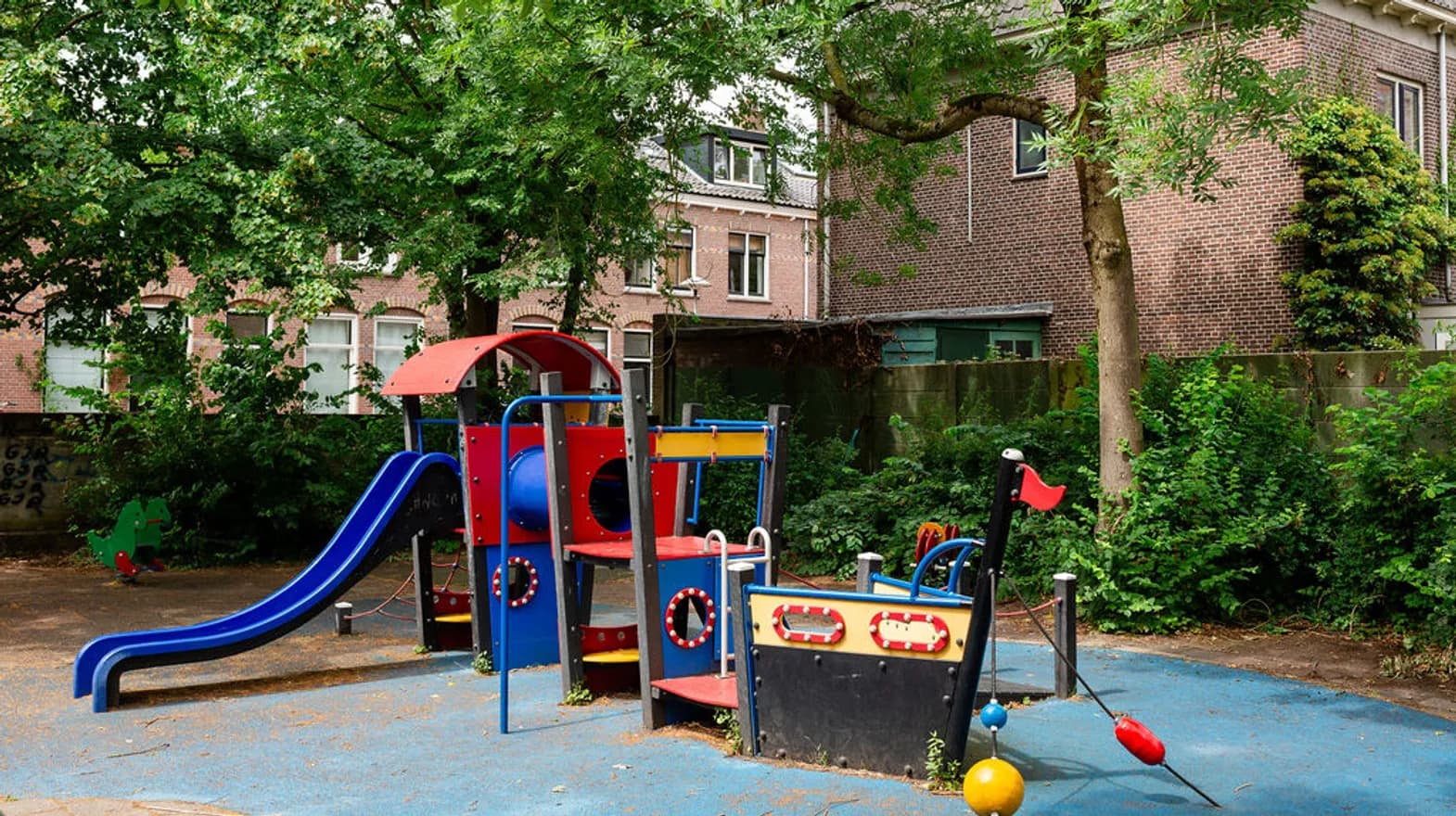 De grote speelboot buiten bij PO Warmoes, kinderopvang Kind&co Ludens