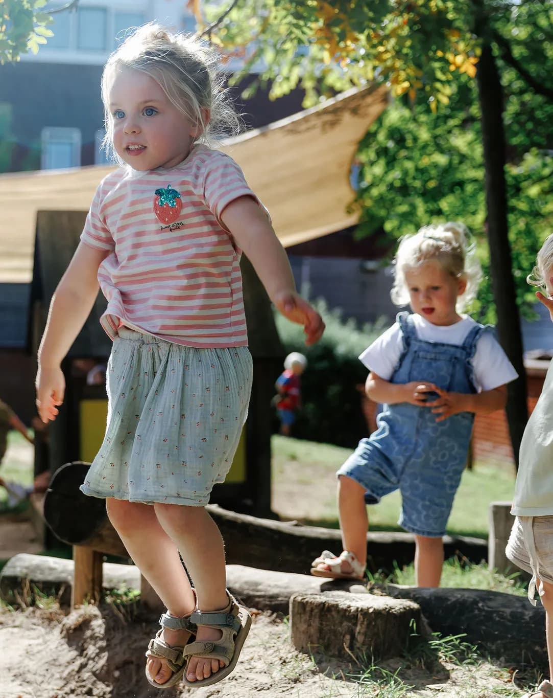 Kinderen spelen buiten bij kinderopvang Kind&co ludens