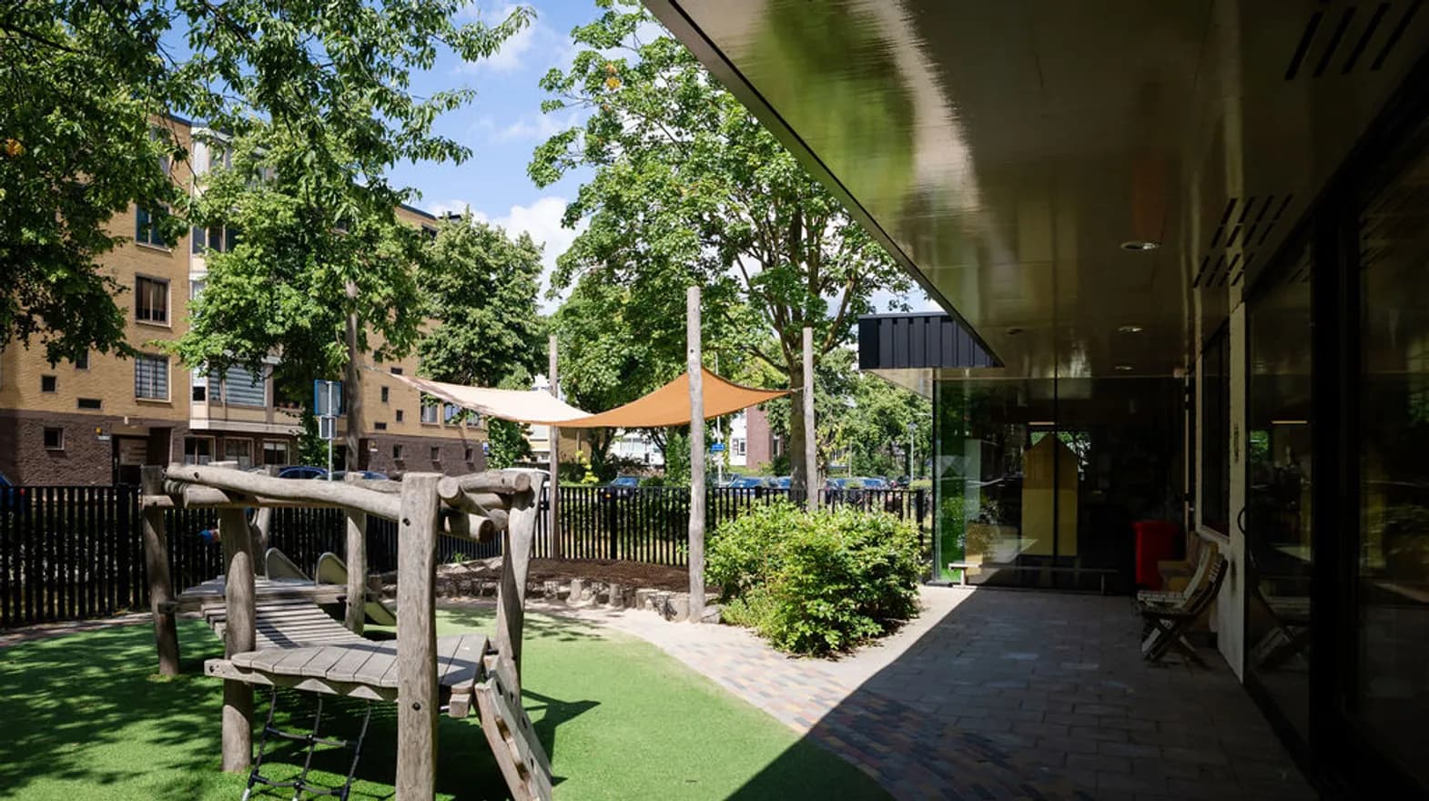 Buitenruimte van PO Anne Frank in Utrecht Kind&co ludens