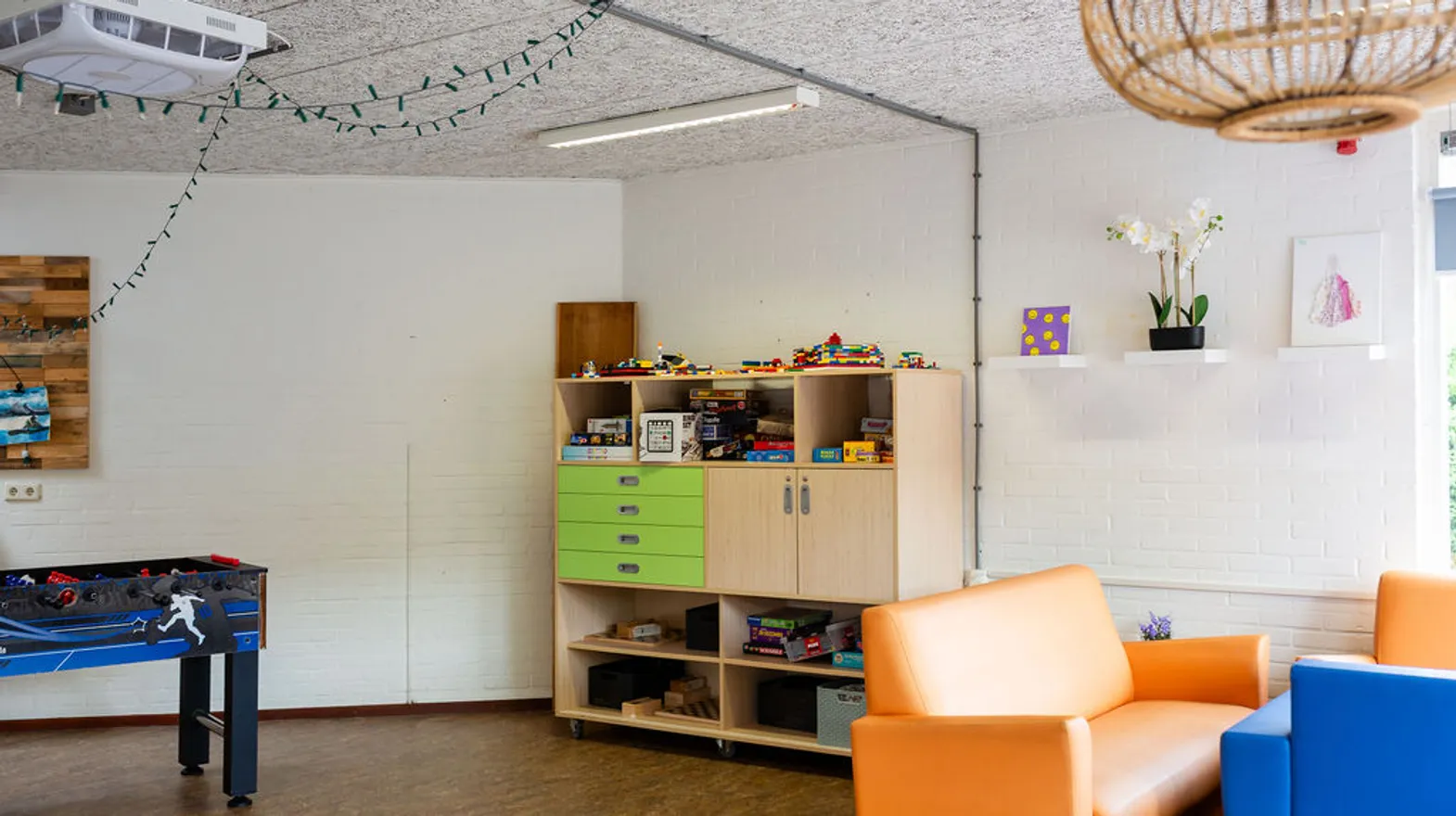 De groepsruimte met rusthoek en voetbaltafel bij buitenschoolse opvang Strandlopers bij kinderopvang Kind&co Ludens