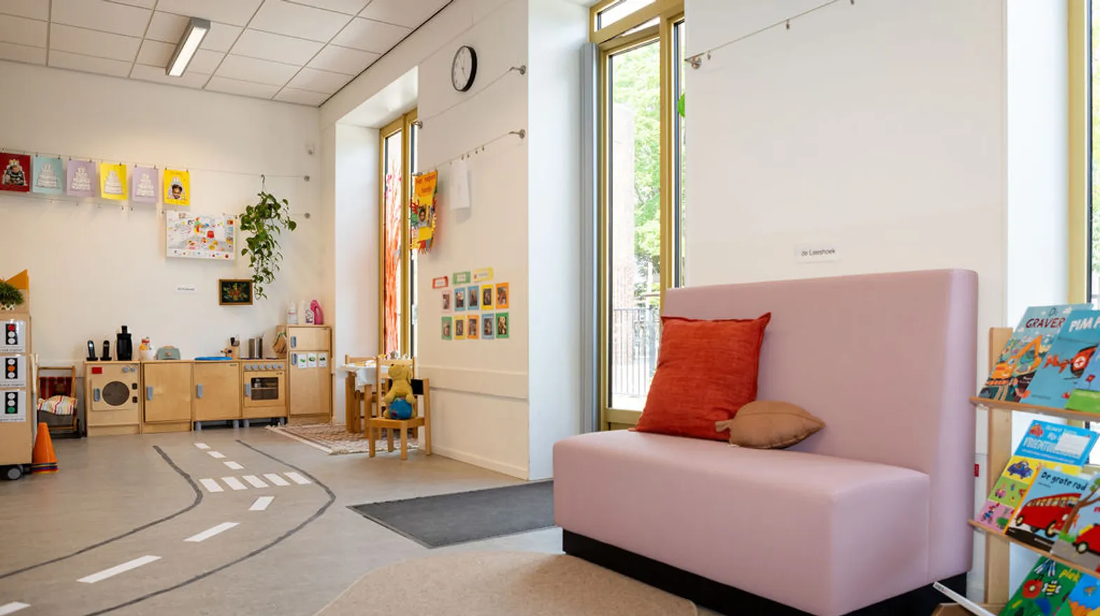 De groepsruimte met verschillende speelhoeken bij peuteropvang Dreumes Dribbel, kinderopvang Kind&co Ludens