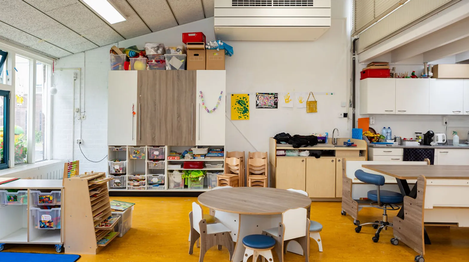 Verschillende speelhoeken in de groepsruimte van peuteropvang Wereldwijzer, kinderopvang Kind&co Ludens