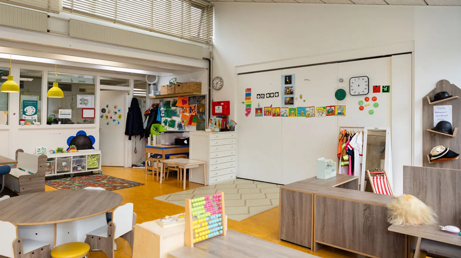 Verschillende speelhoeken in de groepsruimte van peuteropvang Wereldwijzer, kinderopvang Kind&co Ludens