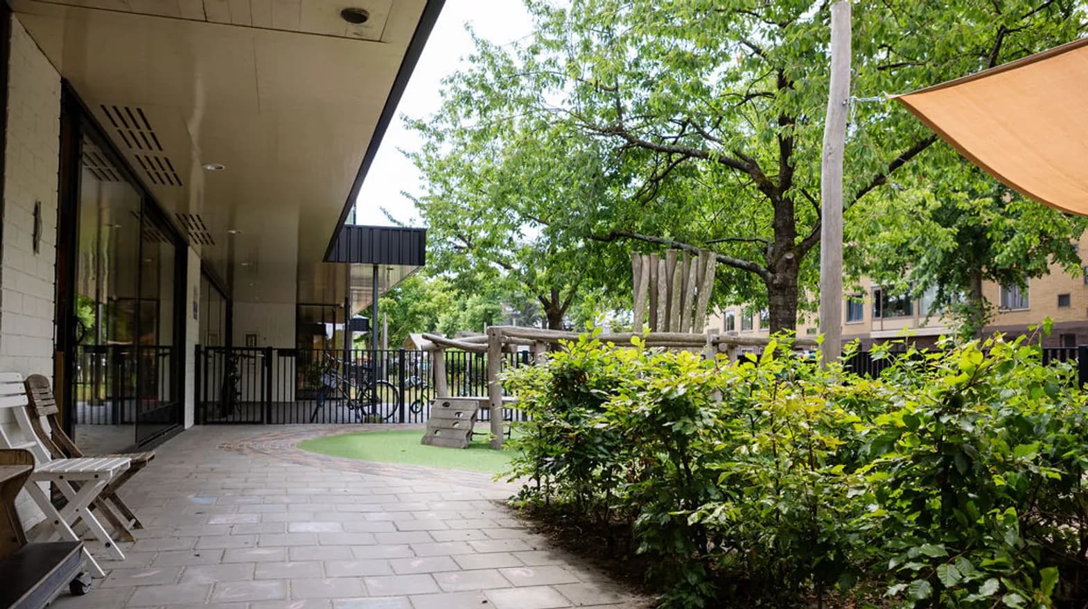 Buitenruimte van PO Anne Frank Utrecht Kind&co ludens