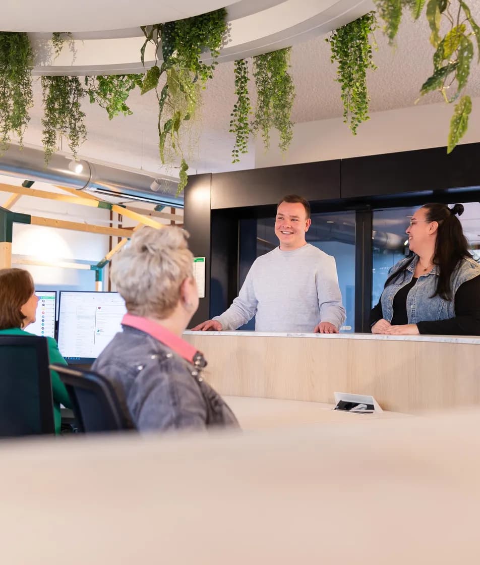 Collega's ontvangen gasten aan de receptie
