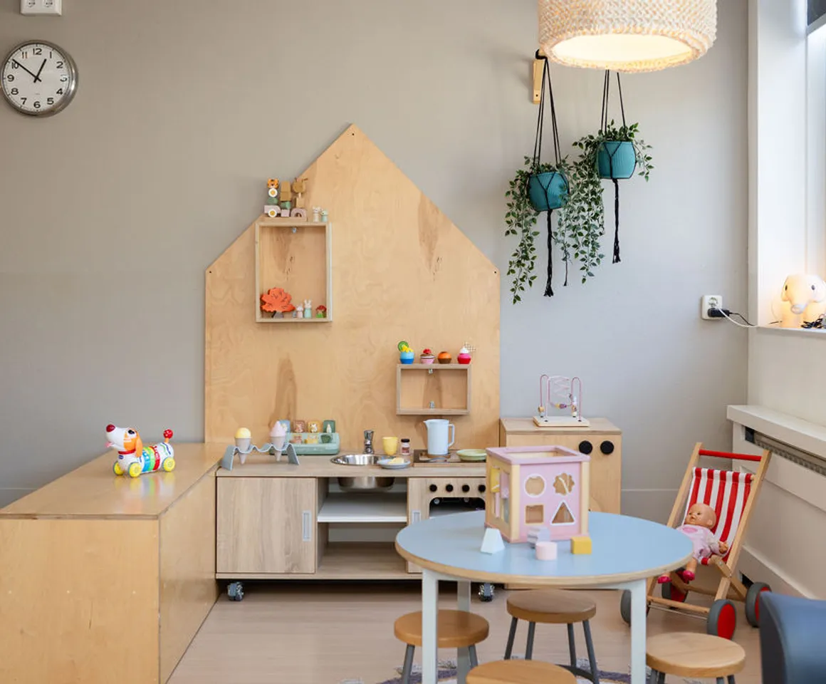 Binnenruimte van KDV Schoolwoningen, Kind&co ludens