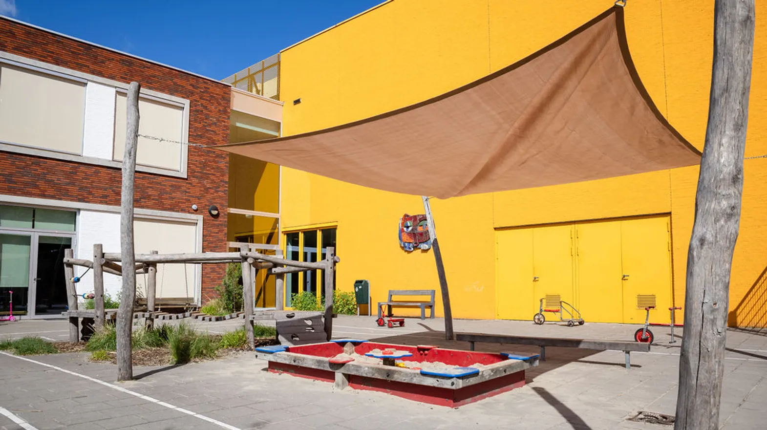 De buitenruimte met zandbak peuteropvang de Olijfboom, kinderopvang Kind&co Ludens